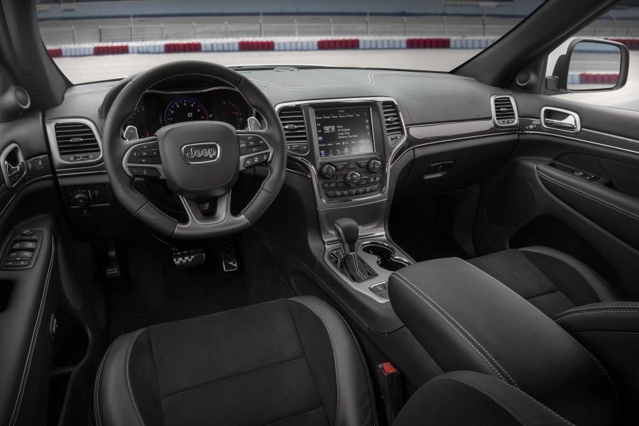 Интерьер Jeep Grand Cherokee SRT 2016 года  (фото 3 из 5)